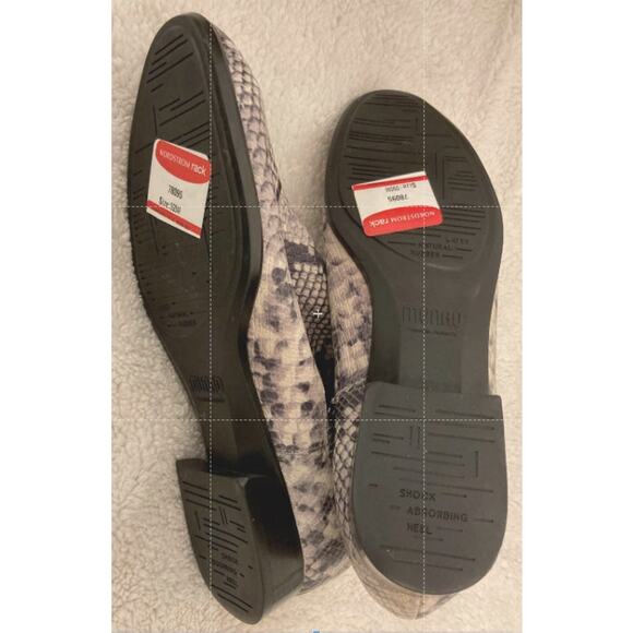 Munro Snakeskin Print Cate Side Zip Leather Ankle Boots Sz 9M Grey and Black NWT - Picture 5 of 8